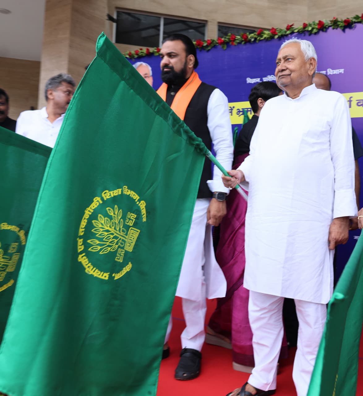 विज्ञान प्रदर्शनी बस को हरी झंडी दिखाकर रवाना करते मुख्यमंत्री विज्ञान प्रदर्शनी बस को हरी झंडी दिखाकर रवाना करते मुख्यमंत्री