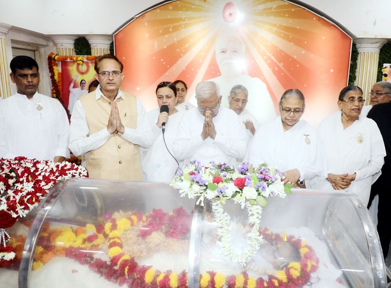 राज्यपाल मंगुभाई पटेल ने ब्रम्हाकुमारी अवधेश दीदी को श्रद्धांजलि अर्पित की