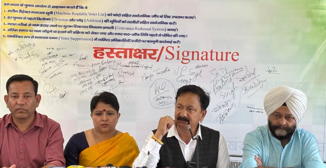 कांग्रेस प्रदेश अध्यक्ष पत्रकारों से बातचीत करते ।