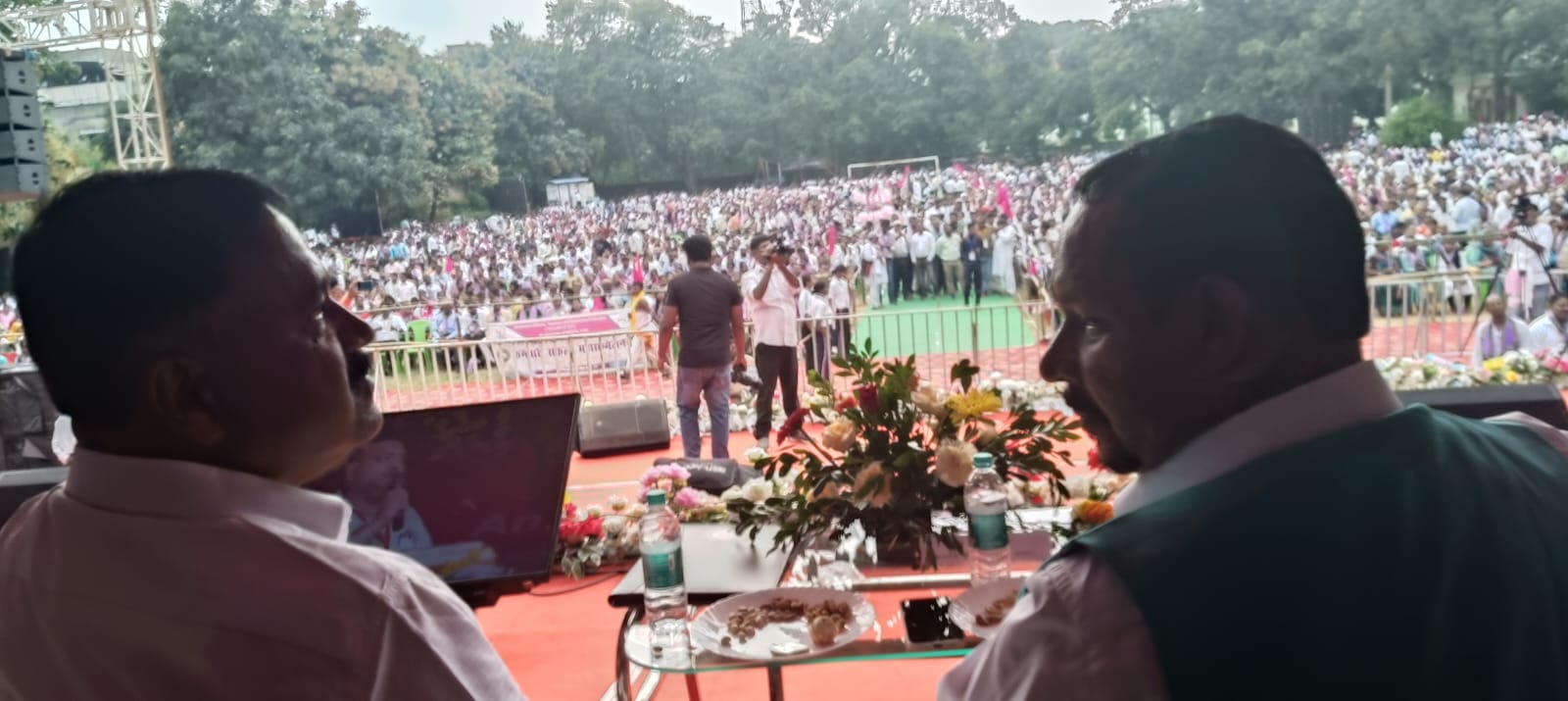 सम्मेलन में मंचासिन मंत्री सुदिव्य कुमार और दीपक बिरूआ