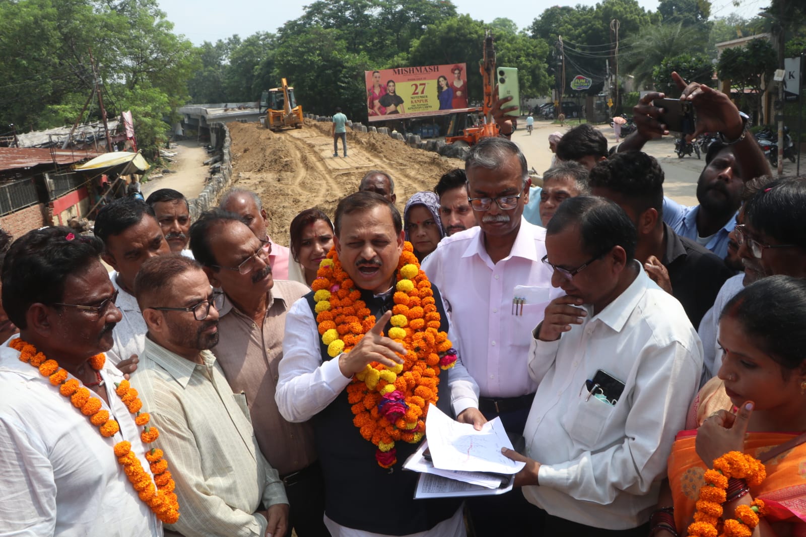 निरीक्षण के दौरान सांसद रमेश अवस्थी व अन्य का छायाचित्र निरीक्षण के दौरान सांसद रमेश अवस्थी व अन्य का छायाचित्र
