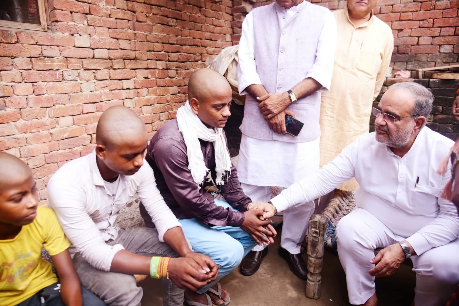 देहरादून प्राकृतिक आपदा में जान गंवाने वाले मुरादाबाद के नौ लोगों के परिजनों से मिलते भाजपा प्रदेश अध्यक्ष