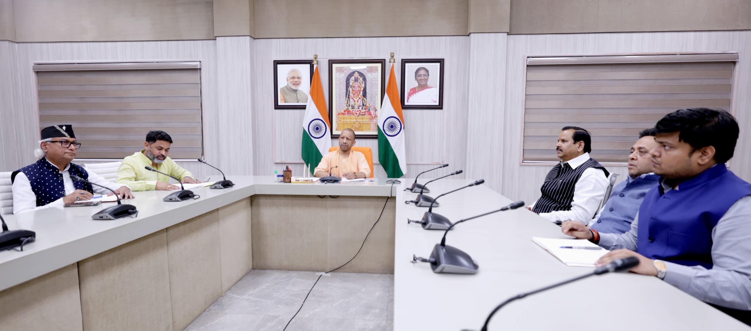 बैठक करते मुख्यमंत्री योगी