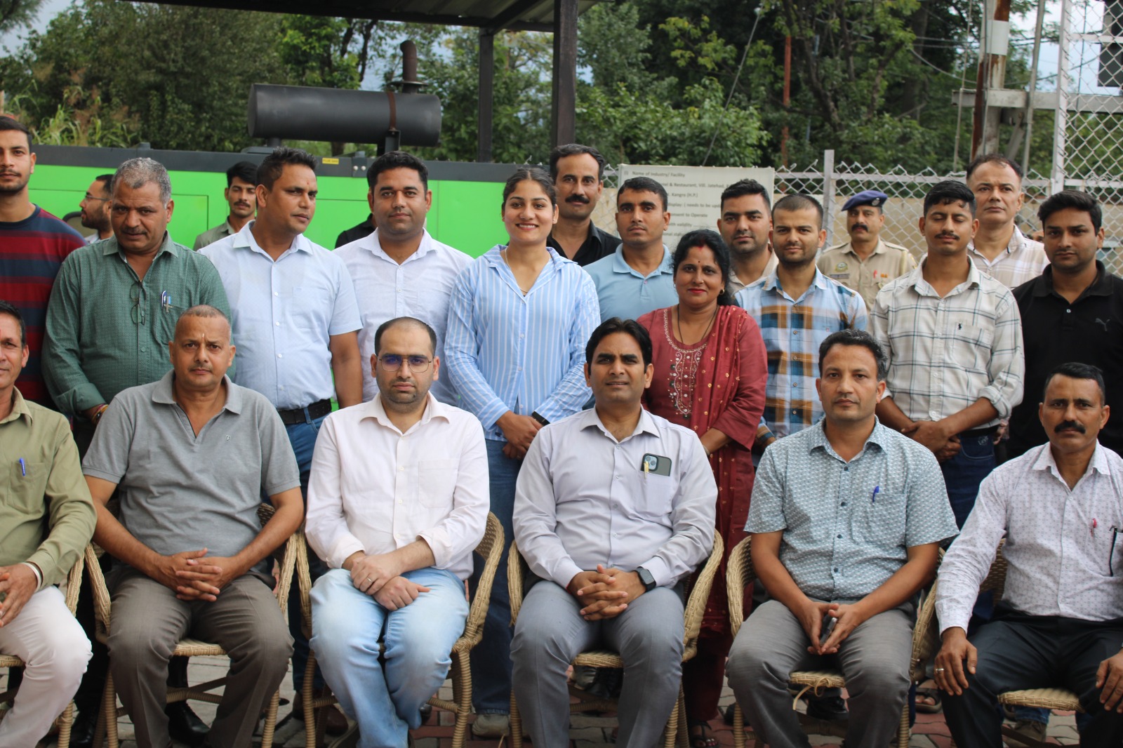 कार्यक्रम के समापन पर मुख्यातिथि उपायुक्त के साथ प्रतिभागी।