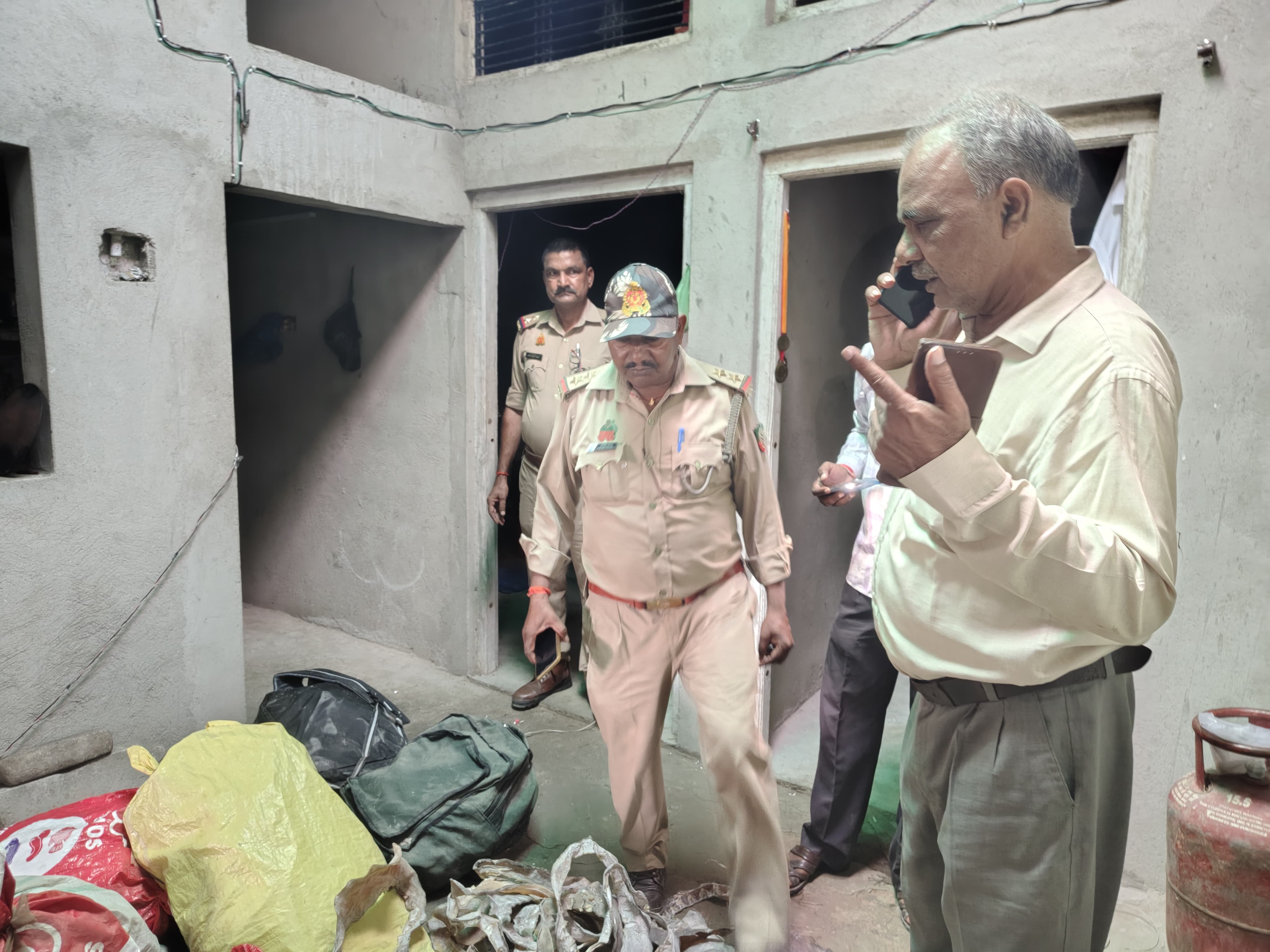 कछुआ तस्कर के घर से बरामद कछुआ मौके पर कारवाही करती हुई पुलिस कछुआ तस्कर के घर से बरामद कछुआ मौके पर कारवाही करती हुई पुलिस