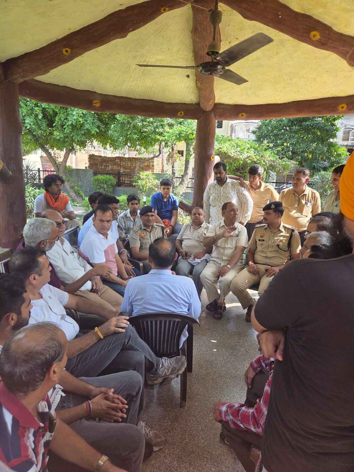 आठ मरला स्थित पार्क में जनसंपर्क एवं संवाद कार्यक्रम संवाद करते डीएसपी हेडक्वार्टर सतीश वत्स