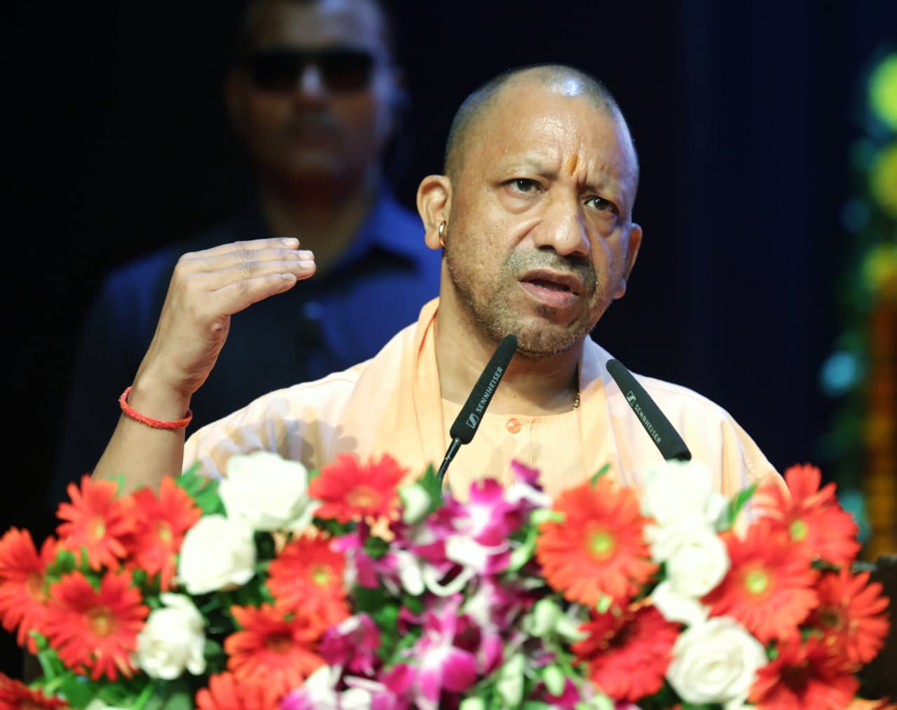 कार्यक्रम को संबोधित करते सीएम योगी