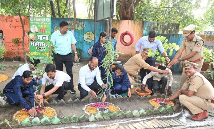 विद्यालय में पौधरोपण करती राजभवन की टीम