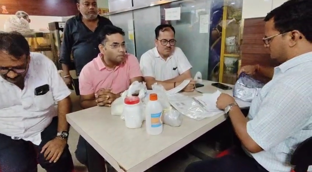 जांच पड़ताल करते अधिकारी