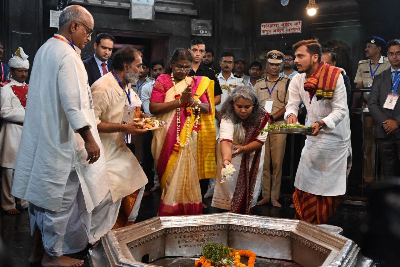बिहार के गया जी में स्थित विष्णुपद मंदिर में पिंडदान के दौरान राष्ट्रपति मूर्मू