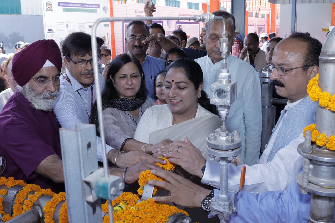 दिल्ली के नंगली डेयरी में शनिवार को बायोगैस प्लांट का उद्घाटन करती मुख्यमंत्री रेखा गुप्ता दिल्ली के नंगली डेयरी में शनिवार को बायोगैस प्लांट का उद्घाटन करती मुख्यमंत्री रेखा गुप्ता