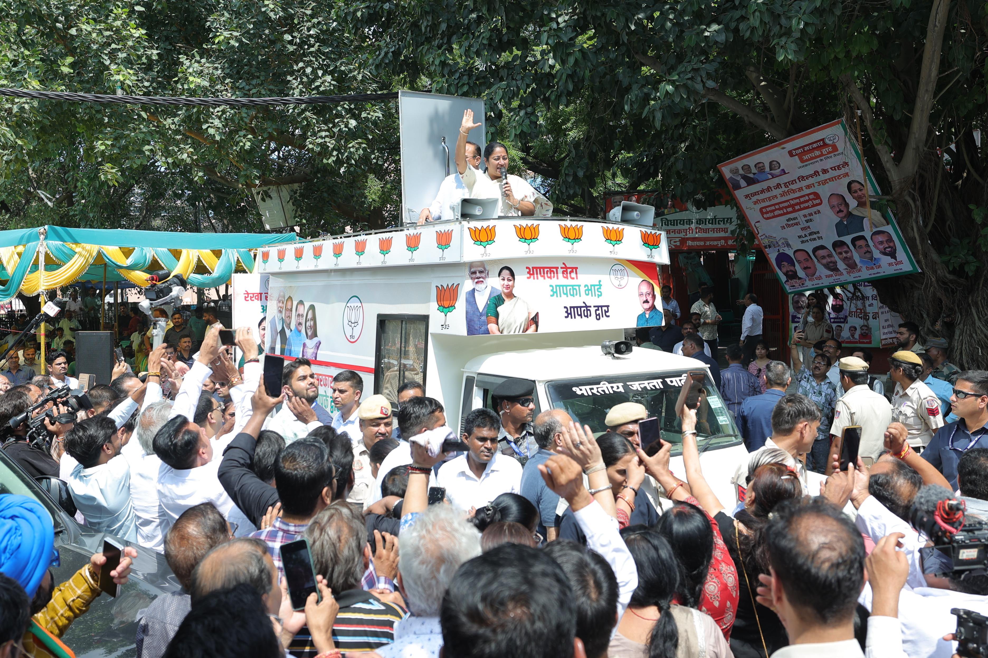 जनकपुरी के ओल्ड पंखा रोड से ‘एमएलए ऑन व्हील्स – रेखा सरकार आपके द्वार’ मोबाइल ऑफिस का शुभारंभ करती मुख्यमंत्री रेखा गुप्ता जनकपुरी के ओल्ड पंखा रोड से ‘एमएलए ऑन व्हील्स – रेखा सरकार आपके द्वार’ मोबाइल ऑफिस का शुभारंभ करती मुख्यमंत्री रेखा गुप्ता