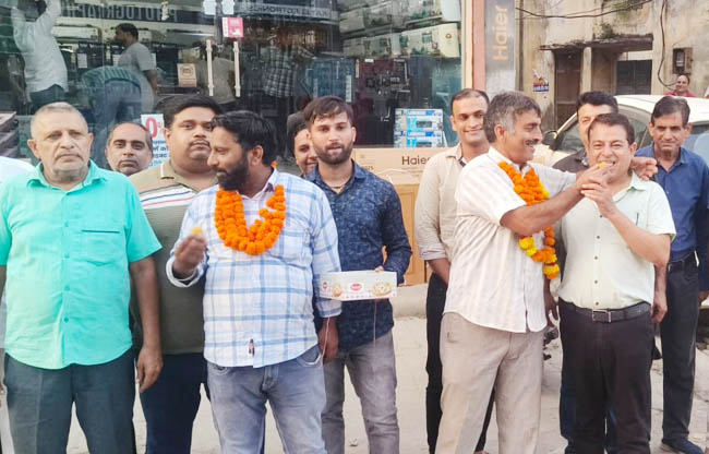 सोनीपत: गुरुद्वारा रोड मार्केट एसोसिएशन की नव निर्वाचित कार्यकारिणी खुशी मनाते