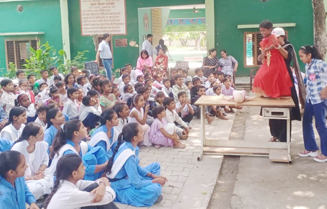 सोनीपत: कुमासपुर के गर्ल्स हाई स्कूल में छात्राओं कोद सड़क सुरक्षा के नियमों की जानकारी देते हुए सोनीपत: कुमासपुर के गर्ल्स हाई स्कूल में छात्राओं कोद सड़क सुरक्षा के नियमों की जानकारी देते हुए