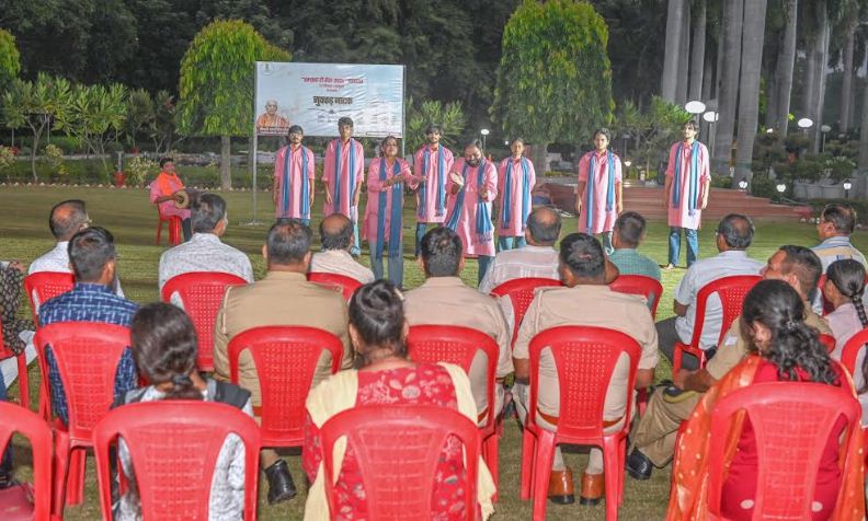 राजभवन में नाटक की प्रस्तुति देते भारतेन्दु नाट्य अकादमी के कलाकार