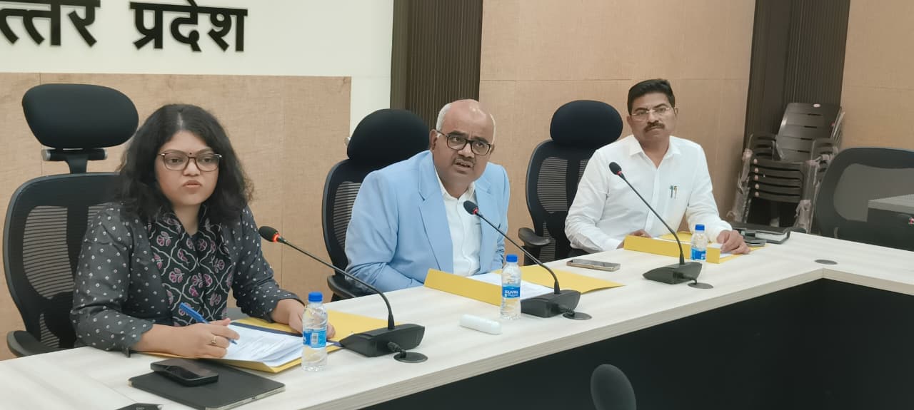 नवीन सभागार में आयुर्वेद दिवस की समीक्षा बैठाक करते जिलाधिकारी