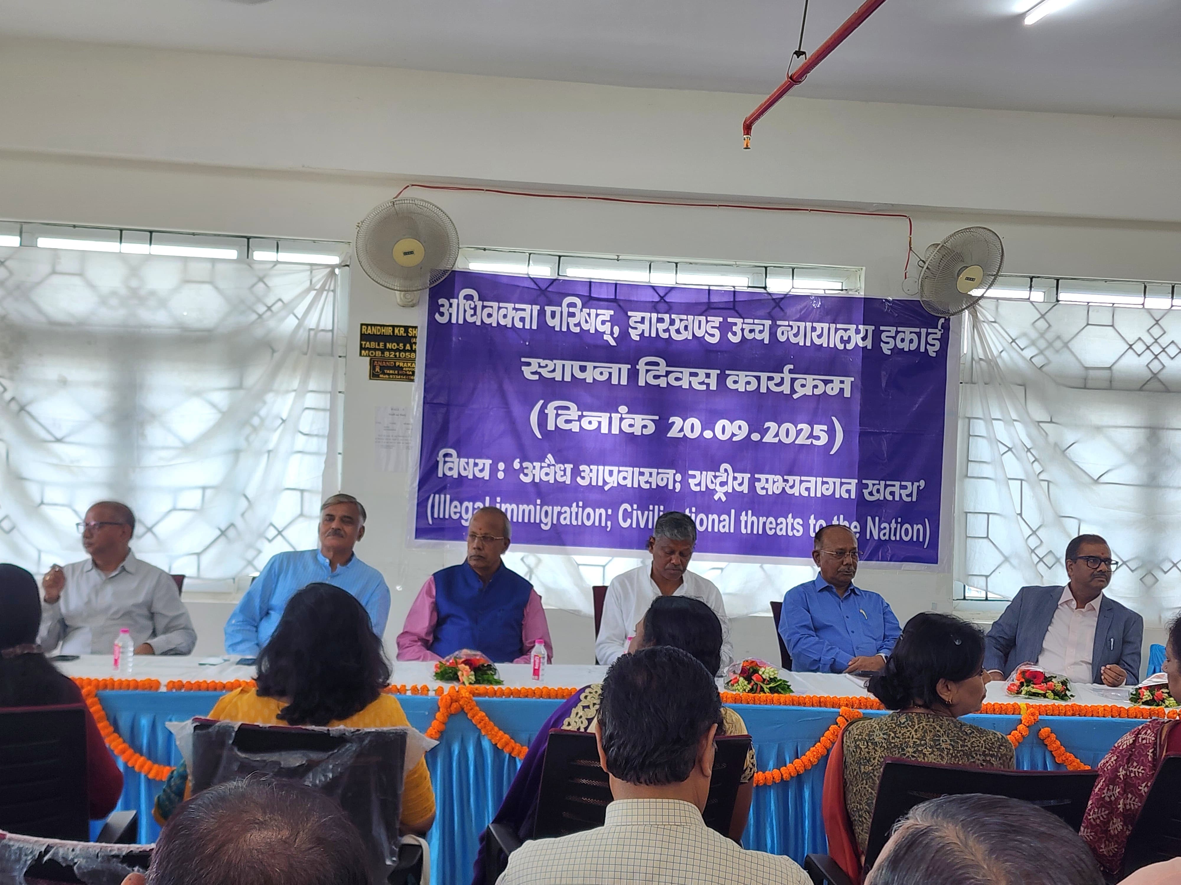मंच पर बैठे मुख्य अतिथि समेत अन्य अधिवक्ता मंच पर बैठे मुख्य अतिथि समेत अन्य अधिवक्ता