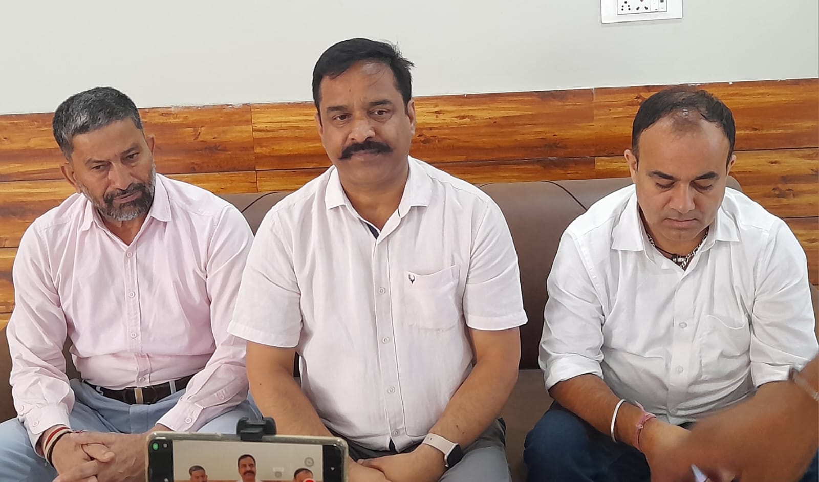 पत्रकार वार्ता को संबोधित करते हुए नरदेव कंवर। पत्रकार वार्ता को संबोधित करते हुए नरदेव कंवर।