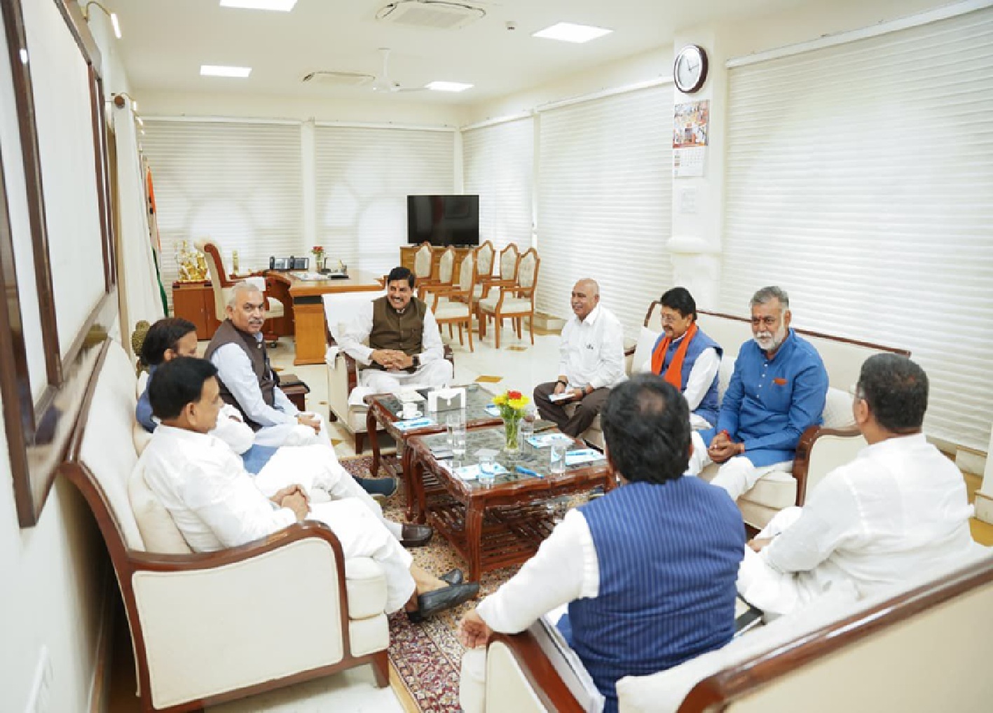 महत्वपूर्ण बैठक में चर्चा करते हुए मुख्यमंत्री डॉ. मोहन यादव के साथ, भाजपा राष्ट्रीय सह संगठन मंत्री शिवकुमार, प्रदेश संगठन महामंत्री हितानंद, भाजपा प्रदेश अध्यक्ष हेमन्त खण्डेलवाल, उपमुख्यमंत्री राजेन्द्र शुक्ल, उपमुख्यमंत्री जगदीश देवड़ा, प्रदेश के मंत्रीद्वय कैलाश विजयवर्गीय, राकेश सिंह, प्रहलाद पटेल महत्वपूर्ण बैठक में चर्चा करते हुए मुख्यमंत्री डॉ. मोहन यादव के साथ, भाजपा राष्ट्रीय सह संगठन मंत्री शिवकुमार, प्रदेश संगठन महामंत्री हितानंद, भाजपा प्रदेश अध्यक्ष हेमन्त खण्डेलवाल, उपमुख्यमंत्री राजेन्द्र शुक्ल, उपमुख्यमंत्री जगदीश देवड़ा, प्रदेश के मंत्रीद्वय कैलाश विजयवर्गीय, राकेश सिंह, प्रहलाद पटेल