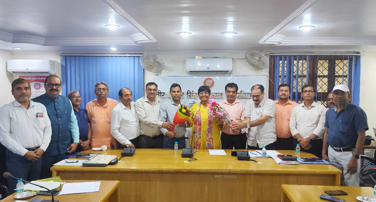 कुलपति डॉ वंदना सिंह को बधाई देते हुए शिक्षक लोग