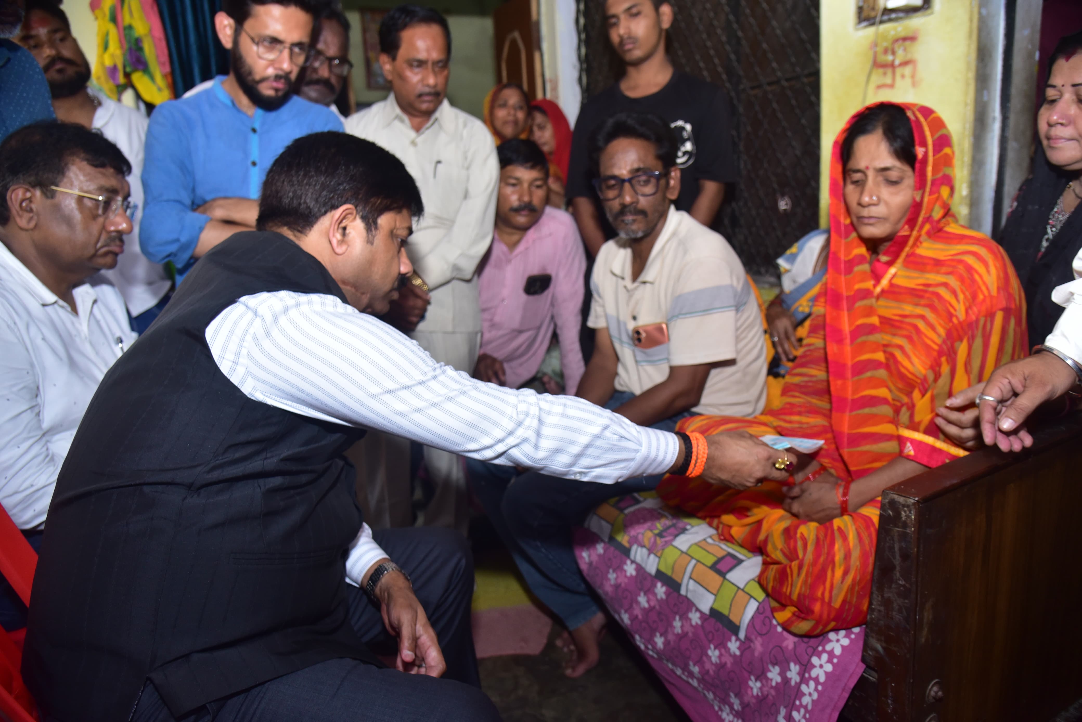 प्रयागराज के सदियापुर मोहल्ले में मृत छात्र प्रियांशु सिंह के परिवार का दुखदर्द बाटने पहुंचे कैबिनेट मंत्री नन्द गोपाल गुप्ता नंदी का छाया चित्र प्रयागराज के सदियापुर मोहल्ले में मृत छात्र प्रियांशु सिंह के परिवार का दुखदर्द बाटने पहुंचे कैबिनेट मंत्री नन्द गोपाल गुप्ता नंदी का छाया चित्र