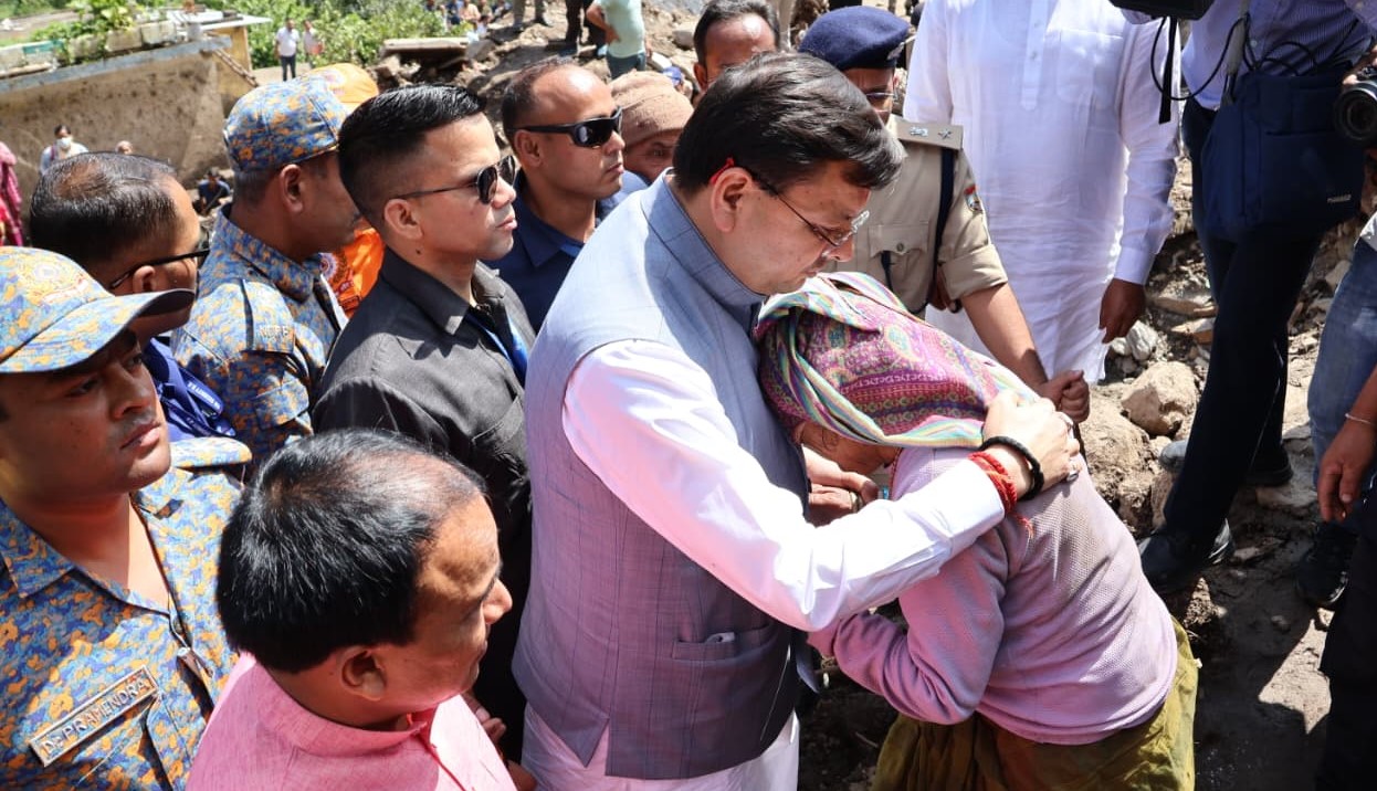 नंदानगर में आपदा प्रभावितों को ढांढस बंधाते हुए सीएम पुष्कर सिंह धामी।