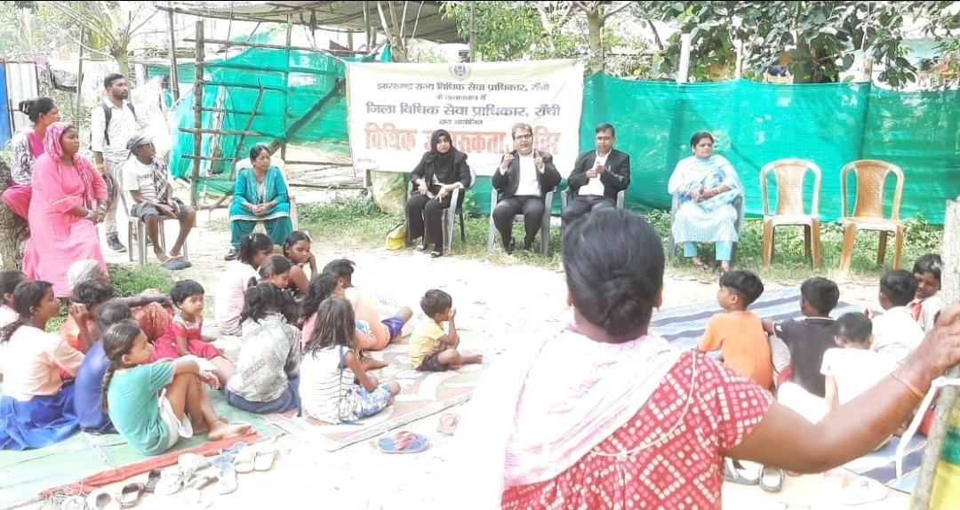 डालसा की ओर से जागरुक करते लोगों को