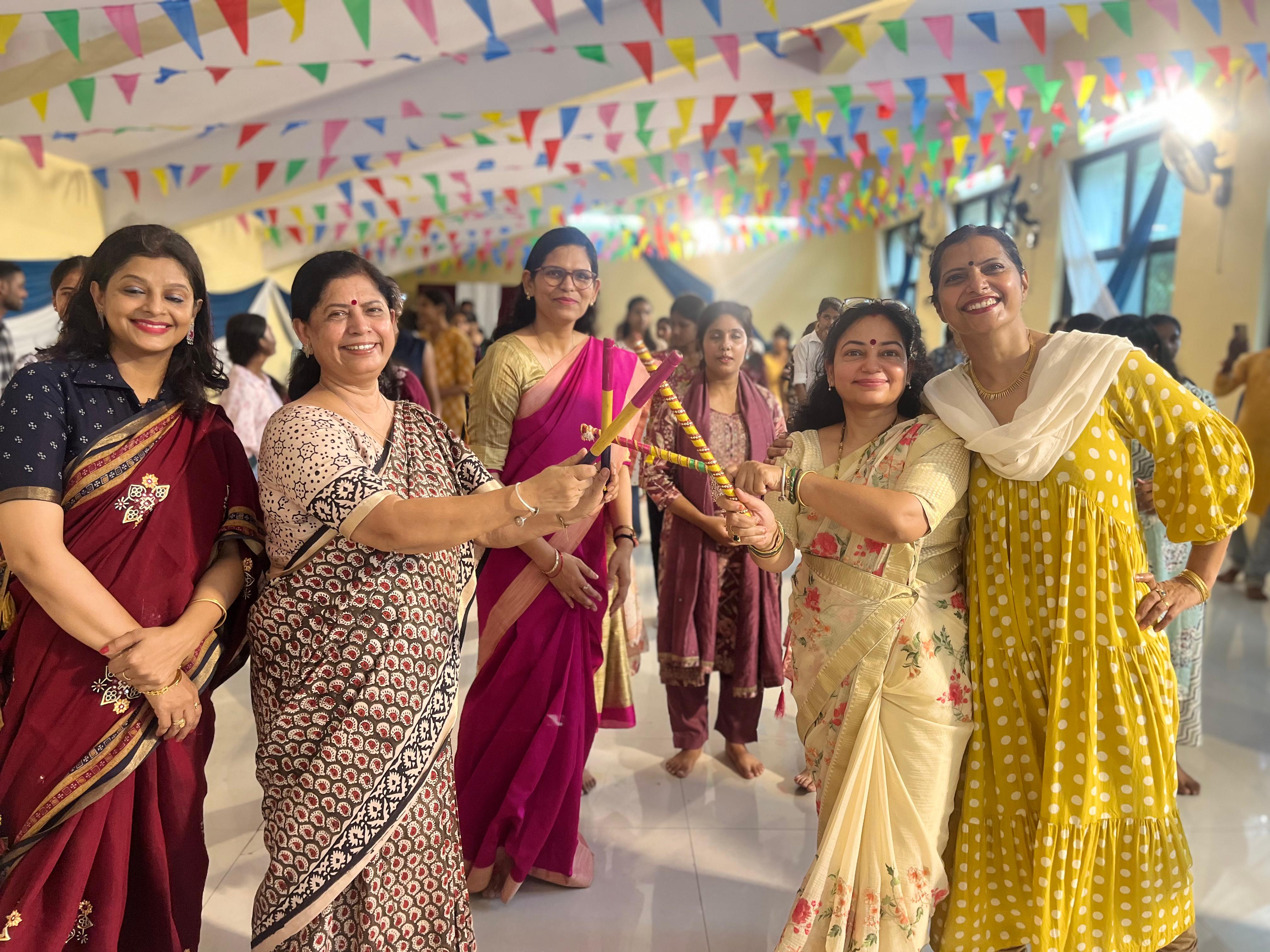 डी.डी.यू. गोरखपुर विश्व विद्यालय में “नवरंग गरबा महोत्सव” का शुभारंभ*