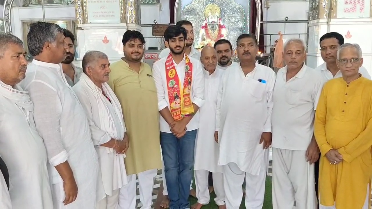गांव झाड़ोदा कलां स्थित बाबा हरिदास मंदिर में ग्रामीणों के साथ आर्यन मान। गांव झाड़ोदा कलां स्थित बाबा हरिदास मंदिर में ग्रामीणों के साथ आर्यन मान।