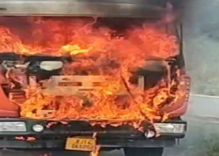चलते ट्रेलर में लगी अचानक आग:चालक ने कूदकर बचाई जान