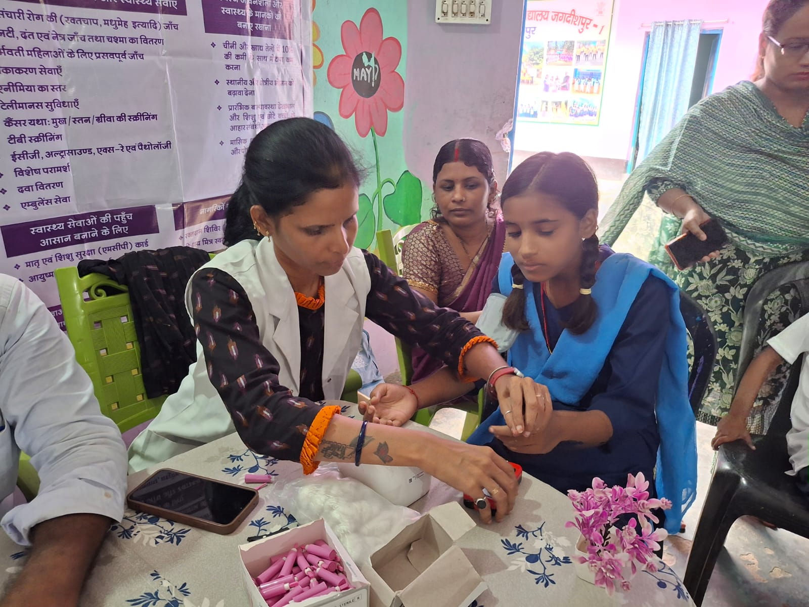 बच्चों का स्वास्थ जांच करते चिकित्सक बच्चों का स्वास्थ जांच करते चिकित्सक