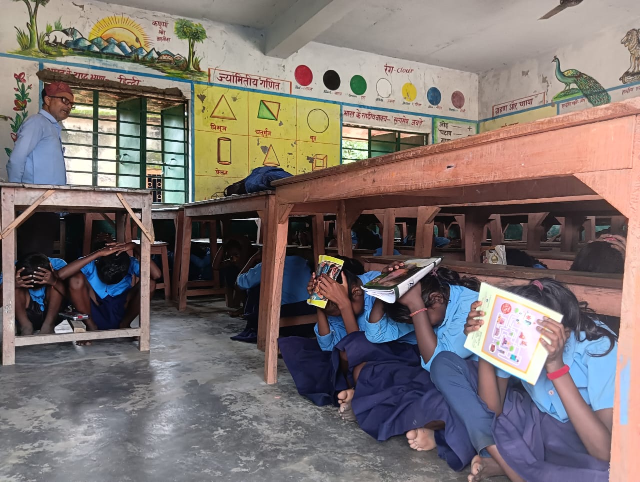 अररिया फोटो: भूकंप से बचाव को लेकर बच्चे मॉक ड्रिल करते अररिया फोटो: भूकंप से बचाव को लेकर बच्चे मॉक ड्रिल करते