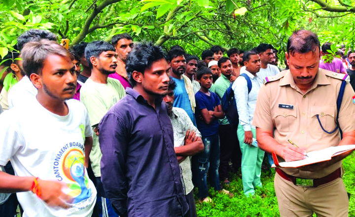 घटनास्थल पर मौजूद पुलिस घटनास्थल पर मौजूद पुलिस