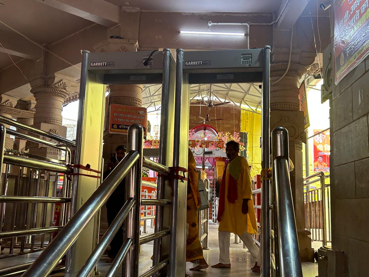 मंदिर पर लगा डीएमएफडी।