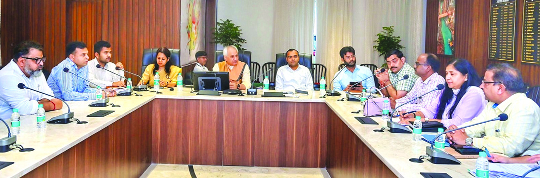समीक्षा बैठक लेते हुए समीक्षा बैठक लेते हुए