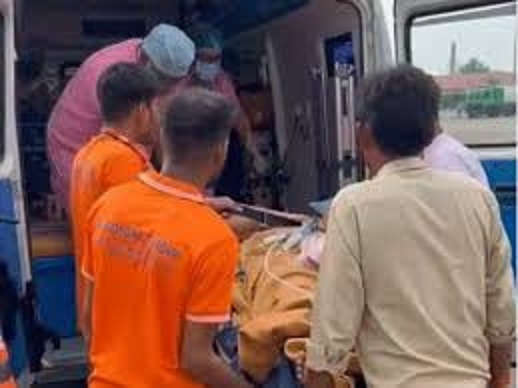 इंदौर ट्रक हादसे में घायल युवती को ईलाज के लिए मुंबई एयरलिफ्ट किया गया इंदौर ट्रक हादसे में घायल युवती को ईलाज के लिए मुंबई एयरलिफ्ट किया गया