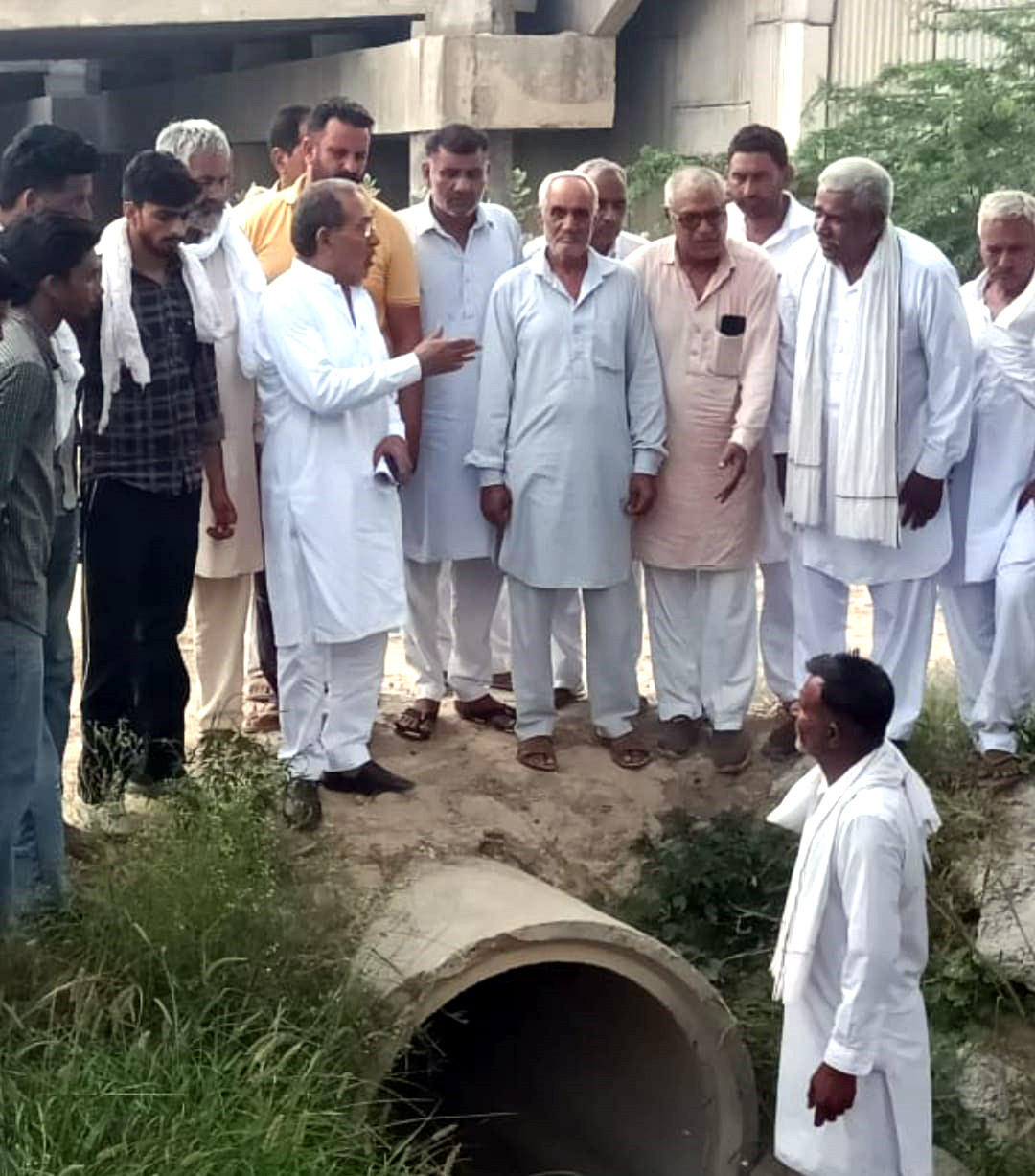 चौटाला माइनर की टेल पर किसानों की समस्या सुनते कांग्रेस नेता डॉ. केवी सिंह।