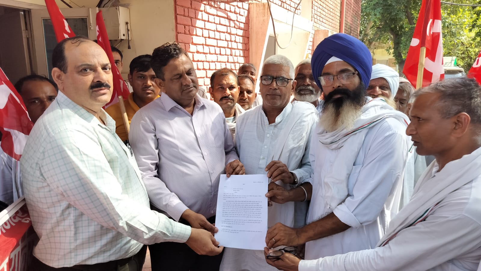मांगों को लेकर पीएमओ को ज्ञापन सौंपते हुए कार्यकर्ता।