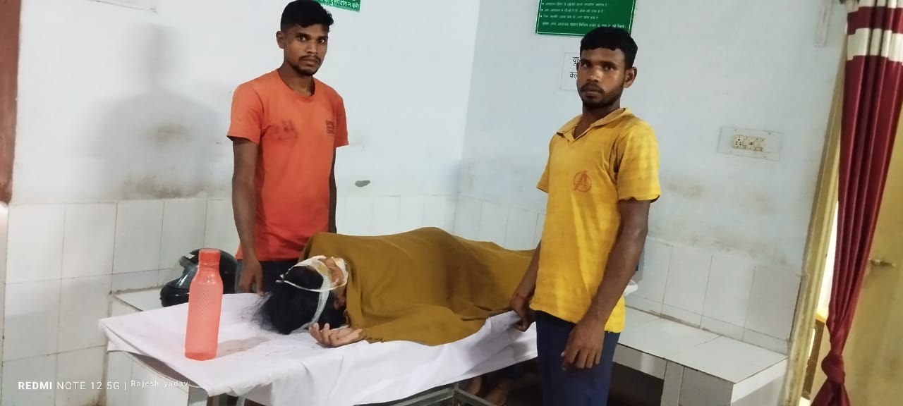 अस्पताल के घायल महिला के साथ खड़े हुए स्वजन।
