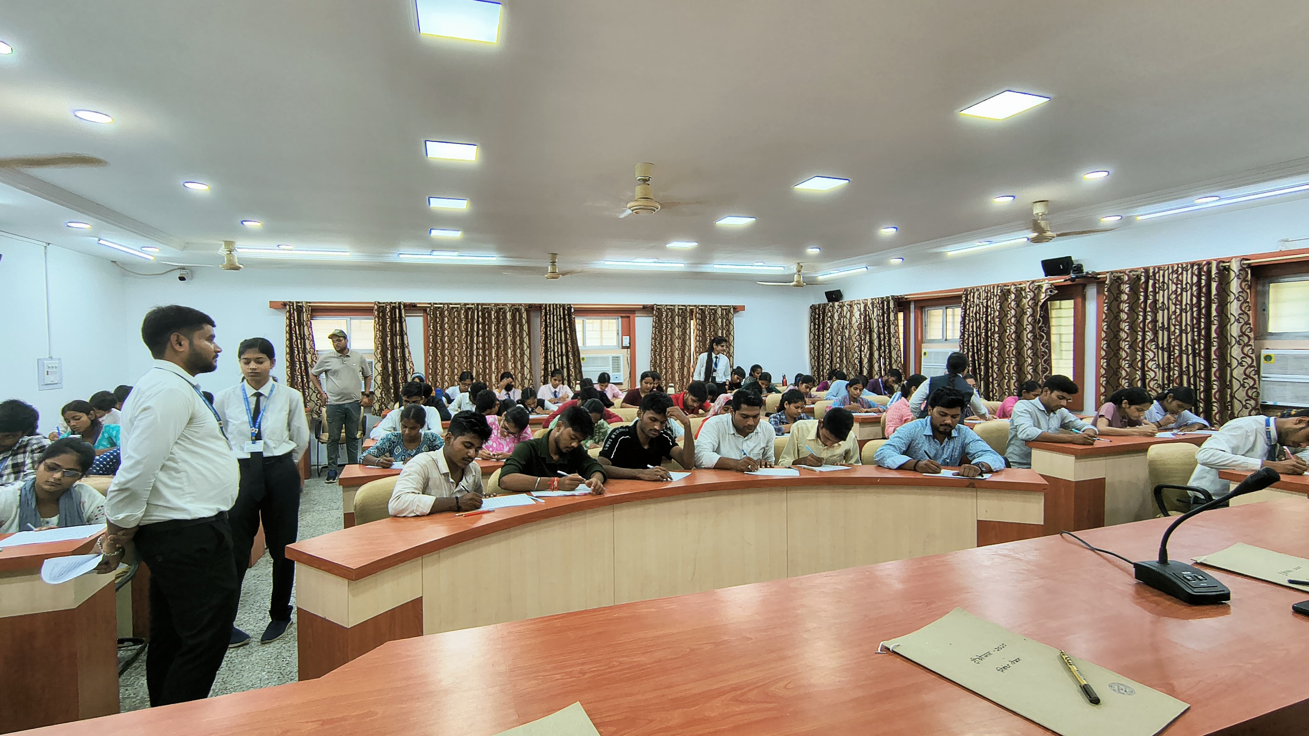 प्रतियोगिता में भाग लेने वाले छात्र छात्राएं