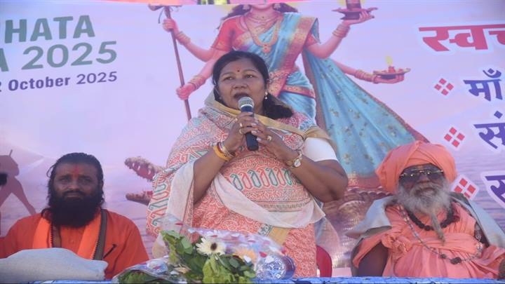 मंडलाः मंत्री सम्पतिया उइके ने नर्मदा तट पर पौधारोपण और साधु-संतों का किया सम्मान