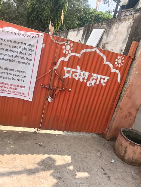 पुराने बस डिपो की 50 करोड़ की जमीन पर किया कब्जा, बालाजी मंदिर पर लगायें ताले, भक्तों की आवाजाही बंद