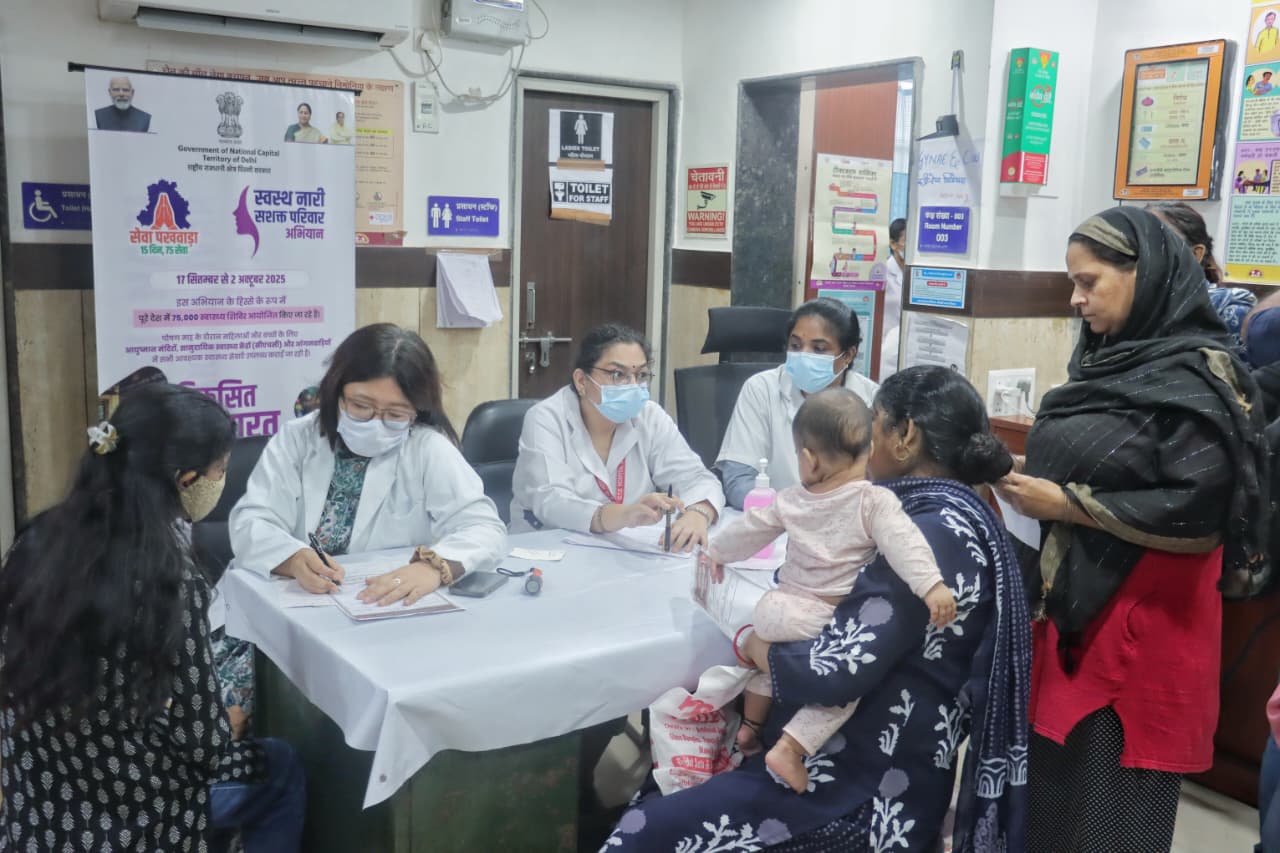 कड़कड़डूमा विलेज के आयुष्मान आरोग्य मंदिर में ‘स्वस्थ नारी-सशक्त परिवार अभियान’ के तहत जांच करती महिलाएं