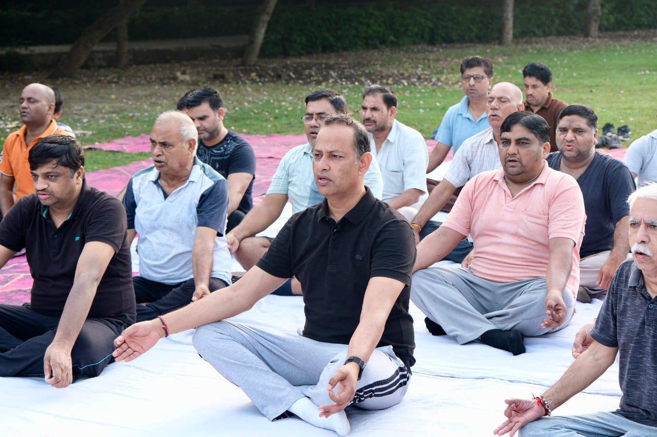 सेवा पखवाड़े के अंतर्गत डीपीएस पार्क सेक्टर-24 रोहिणी में आयोजित समरसता योग आयोजन में दिल्ली के समाज कल्याण मंत्री रविंद्र इंद्राज सामूहिक योगाभ्यास करते सेवा पखवाड़े के अंतर्गत डीपीएस पार्क सेक्टर-24 रोहिणी में आयोजित समरसता योग आयोजन में दिल्ली के समाज कल्याण मंत्री रविंद्र इंद्राज सामूहिक योगाभ्यास करते