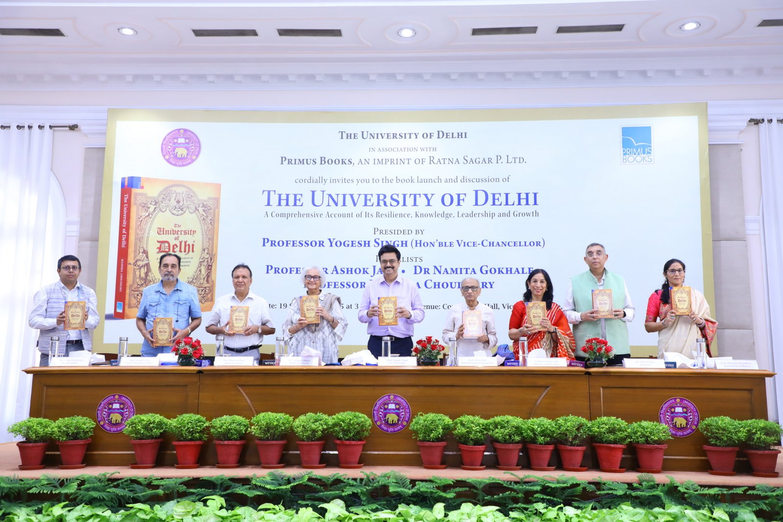 “द यूनिवर्सिटी ऑफ दिल्ली” पुस्तक लोकार्पण के दौरान कुलपति के साथ अनेक विद्वान और लेखक। “द यूनिवर्सिटी ऑफ दिल्ली” पुस्तक लोकार्पण के दौरान कुलपति के साथ अनेक विद्वान और लेखक।
