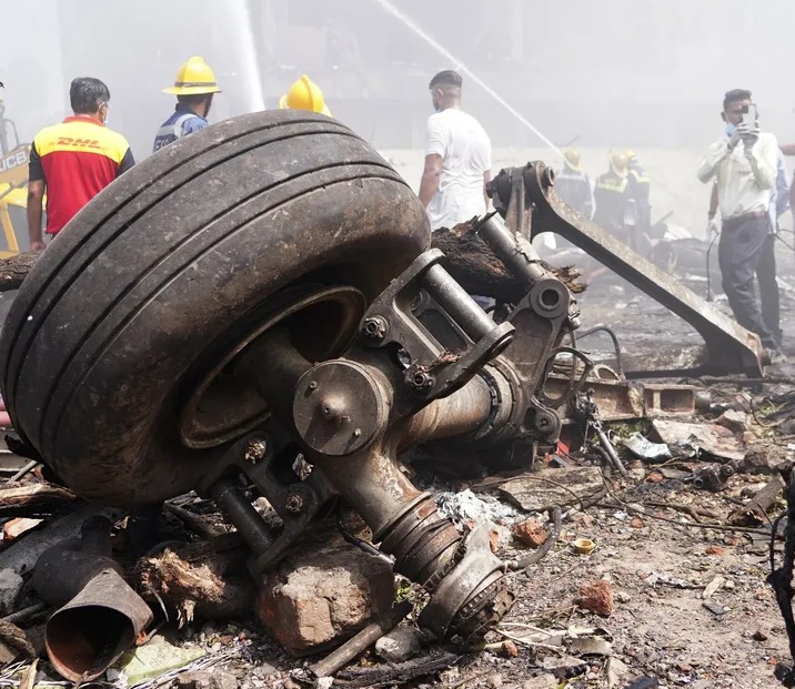 इस साल 12 जून को भारत के गुजरात के अहमदाबाद में एयर इंडिया का विमान बोइंग 787 दुर्घटनाग्रस्त हो गया था। दुर्घटनास्थल पर विमान का लैंडिंग गियर। फोटो- इंटरनेट मीडिया इस साल 12 जून को भारत के गुजरात के अहमदाबाद में एयर इंडिया का विमान बोइंग 787 दुर्घटनाग्रस्त हो गया था। दुर्घटनास्थल पर विमान का लैंडिंग गियर। फोटो- इंटरनेट मीडिया