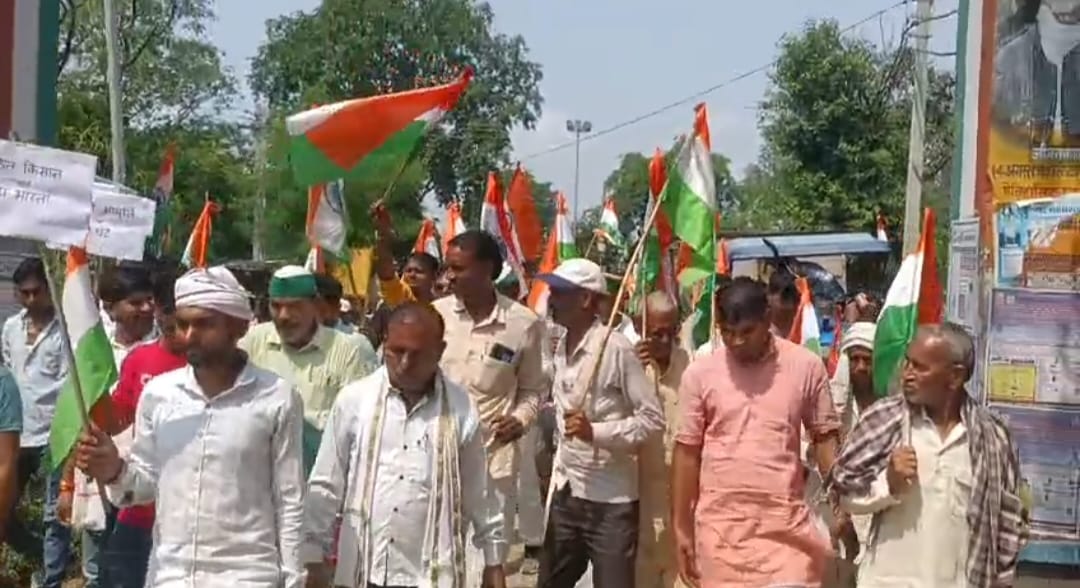 सैकड़ों किसानों का हल्ला बोल, बिजली संकट पर पैदल मार्च सैकड़ों किसानों का हल्ला बोल, बिजली संकट पर पैदल मार्च