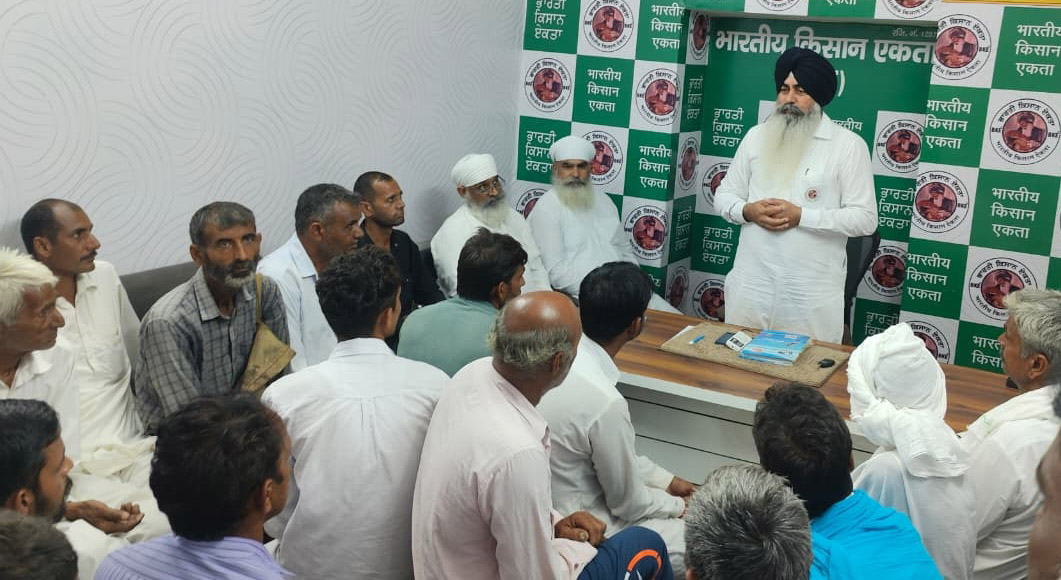 किसानों के साथ बैठक करते किसान नेता लखविंद्र सिंह। किसानों के साथ बैठक करते किसान नेता लखविंद्र सिंह।