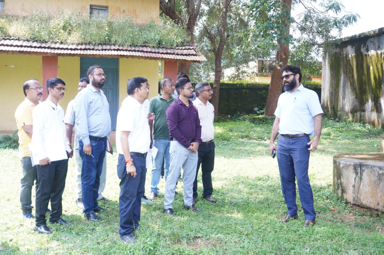 छत्तीसगढ़ के जशपुर कलेक्टर रोहित व्यास ने शनिवार को महारानी लक्ष्मीबाई कन्या उच्चतर माध्यमिक विद्यालय का निरीक्षण कर शैक्षणिक व्यवस्थाओं का जायजा लिया। इस दौरान उन्होंने अटल टिंकरिंग लैब, पुस्तकालय और प्रयोगशालाओं की बारीकी से समीक्षा की और छात्राओं को प्रायोगिक शिक्षा के महत्व से अवगत कराया। निरीक्षण के दौरान कलेक्टर ने अटल टिंकरिंग लैब में 3-डी प्रिंटर, स्मार्ट स्ट्रीट लाइट, रोबोटिक कीट और अन्य उपकरणों के उपयोग के बारे में छात्राओं से सवाल पूछे। उन्होंने बच्चियों को नवाचार और वैज्ञानिक दृष्टिकोण अपनाने के लिए प्रेरित करते हुए कहा कि प्रयोगशाला में सीखना ही भविष्य की तकनीक और समस्या-समाधान क्षमता को मजबूत बनाता है। उन्होंने लाइब्रेरियन को निर्देश दिए कि छात्राओं को नियमित रूप से पुस्तकें उपलब्ध कराई जाएं ताकि उनकी ज्ञान-सीमा और विस्तृत हो सके। भौतिकी प्रयोगशाला की अव्यवस्था देखकर कलेक्टर ने नाराज़गी जाहिर की और प्रयोगशाला के सुचारु संचालन में लापरवाही बरतने पर संबंधित व्याख्याता के खिलाफ नोटिस जारी करने के निर्देश दिए। साथ ही अकारण अनुपस्थित कर्मचारियों का एक दिन का वेतन काटने और प्रयोगशाला के नोडल अधिकारी को नियमित निरीक्षण करने के आदेश भी दिए। उन्होंने विद्यालय परिसर की साफ-सफाई सुनिश्चित करने और अनुपयोगी कबाड़ सामग्री के निस्तारण पर भी जोर दिया। निरीक्षण के दौरान कलेक्टर व्यास ने खुद शिक्षक की भूमिका निभाते हुए छात्राओं को उपकरणों की कार्यप्रणाली समझाई और उन्हें विज्ञान एवं प्रौद्योगिकी के क्षेत्र में आगे बढ़ने के लिए प्रेरित किया। छात्राओं और शिक्षकों ने कलेक्टर की इस पहल की सराहना करते हुए कहा कि यह अनुभव बच्चों के लिए प्रेरणादायक और यादगार रहेगा। इस अवसर पर डिप्टी कलेक्टर प्रशांत कुशवाहा, जिला शिक्षा अधिकारी प्रमोद भटनागर, विद्यालय प्राचार्य के.पी. यादव सहित अन्य अधिकारी एवं कर्मचारी उपस्थित रहे। छत्तीसगढ़ के जशपुर कलेक्टर रोहित व्यास ने शनिवार को महारानी लक्ष्मीबाई कन्या उच्चतर माध्यमिक विद्यालय का निरीक्षण कर शैक्षणिक व्यवस्थाओं का जायजा लिया। इस दौरान उन्होंने अटल टिंकरिंग लैब, पुस्तकालय और प्रयोगशालाओं की बारीकी से समीक्षा की और छात्राओं को प्रायोगिक शिक्षा के महत्व से अवगत कराया। निरीक्षण के दौरान कलेक्टर ने अटल टिंकरिंग लैब में 3-डी प्रिंटर, स्मार्ट स्ट्रीट लाइट, रोबोटिक कीट और अन्य उपकरणों के उपयोग के बारे में छात्राओं से सवाल पूछे। उन्होंने बच्चियों को नवाचार और वैज्ञानिक दृष्टिकोण अपनाने के लिए प्रेरित करते हुए कहा कि प्रयोगशाला में सीखना ही भविष्य की तकनीक और समस्या-समाधान क्षमता को मजबूत बनाता है। उन्होंने लाइब्रेरियन को निर्देश दिए कि छात्राओं को नियमित रूप से पुस्तकें उपलब्ध कराई जाएं ताकि उनकी ज्ञान-सीमा और विस्तृत हो सके। भौतिकी प्रयोगशाला की अव्यवस्था देखकर कलेक्टर ने नाराज़गी जाहिर की और प्रयोगशाला के सुचारु संचालन में लापरवाही बरतने पर संबंधित व्याख्याता के खिलाफ नोटिस जारी करने के निर्देश दिए। साथ ही अकारण अनुपस्थित कर्मचारियों का एक दिन का वेतन काटने और प्रयोगशाला के नोडल अधिकारी को नियमित निरीक्षण करने के आदेश भी दिए। उन्होंने विद्यालय परिसर की साफ-सफाई सुनिश्चित करने और अनुपयोगी कबाड़ सामग्री के निस्तारण पर भी जोर दिया। निरीक्षण के दौरान कलेक्टर व्यास ने खुद शिक्षक की भूमिका निभाते हुए छात्राओं को उपकरणों की कार्यप्रणाली समझाई और उन्हें विज्ञान एवं प्रौद्योगिकी के क्षेत्र में आगे बढ़ने के लिए प्रेरित किया। छात्राओं और शिक्षकों ने कलेक्टर की इस पहल की सराहना करते हुए कहा कि यह अनुभव बच्चों के लिए प्रेरणादायक और यादगार रहेगा। इस अवसर पर डिप्टी कलेक्टर प्रशांत कुशवाहा, जिला शिक्षा अधिकारी प्रमोद भटनागर, विद्यालय प्राचार्य के.पी. यादव सहित अन्य अधिकारी एवं कर्मचारी उपस्थित रहे।