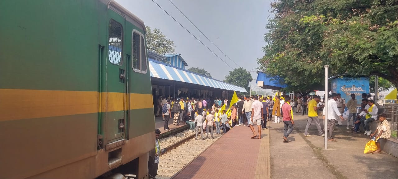 बरकाकाना जंक्शन पर रोका गया ट्रेन